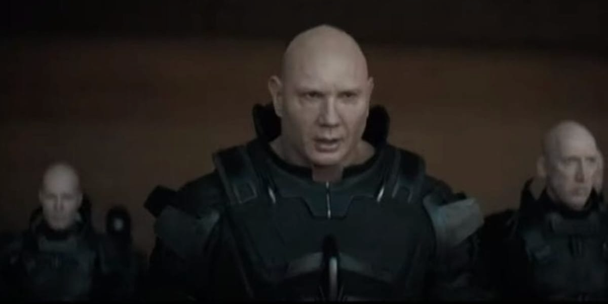 Dune: dave-bautista as Beast Rabban flanked by two harkonnen guards.