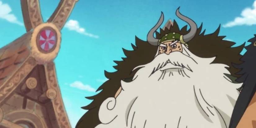 Jarul, o guerreiro gigante, olhando para baixo para alguém em One Piece
