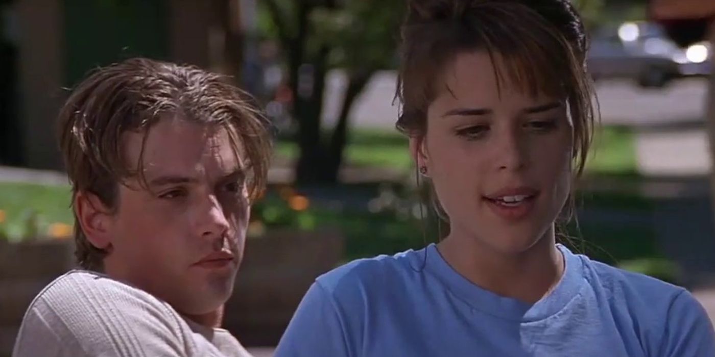 Neve Campbell como Sidney Prescott sentado ao lado de Billy Loomis de Skeet Ulrich em Pânico de 1996 