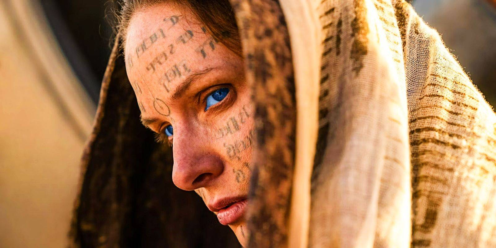 Rebecca Ferguson sebagai Lady Jessica dengan figur di wajah di Dune Bagian 2