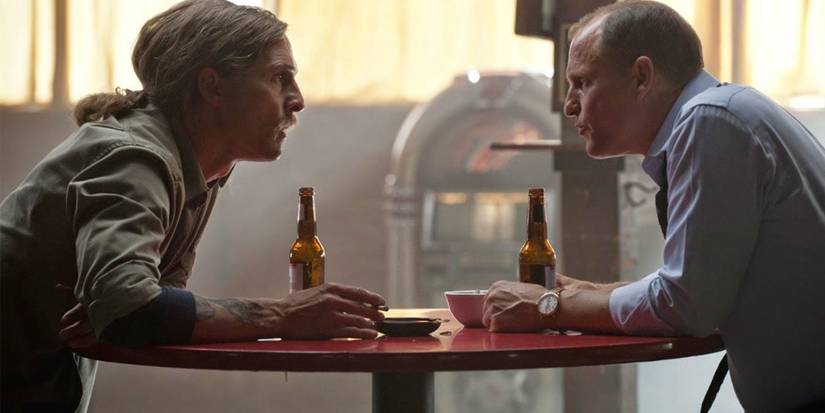 Rusty y Marty hablan mientras toman unas cervezas en un bar en True Detective