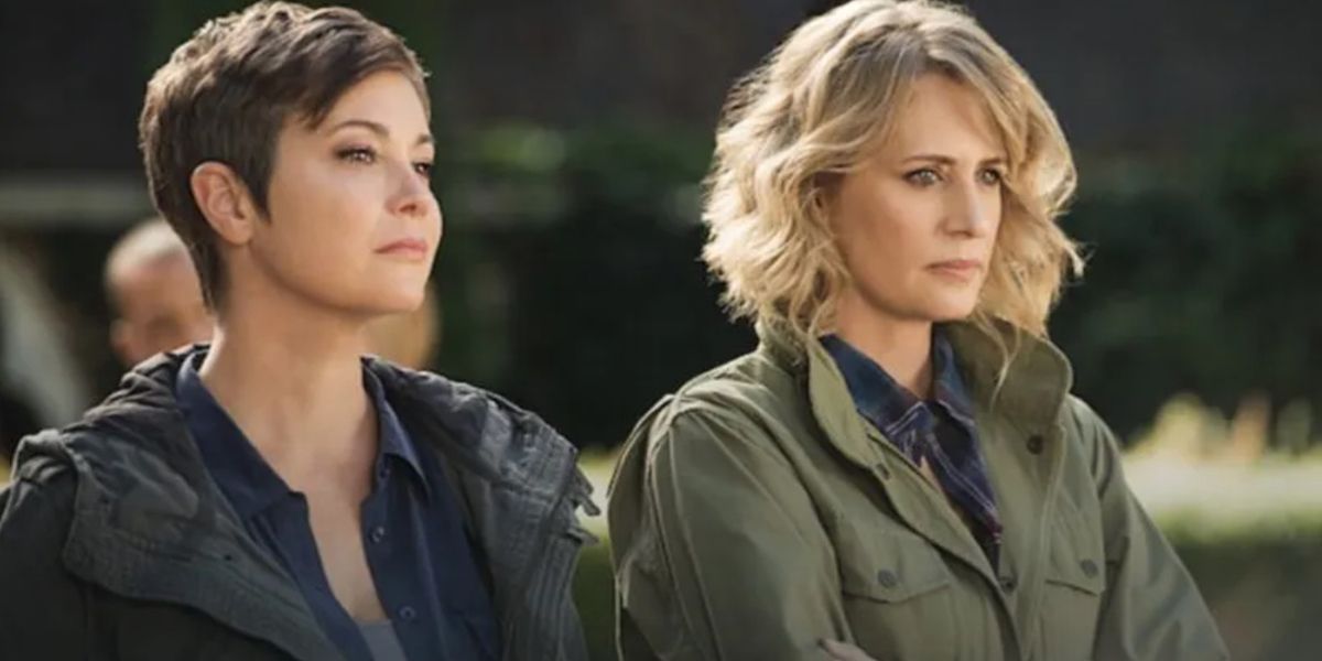 Jody Mills e Mary Winchester sentadas em Supernatural.