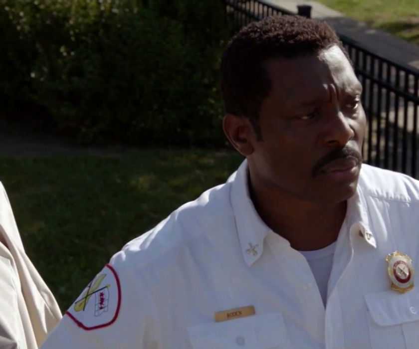 Eamonn Walker as Wallace Boden adressing the firehouse in Chicago Fire episode "Sacred Ground"