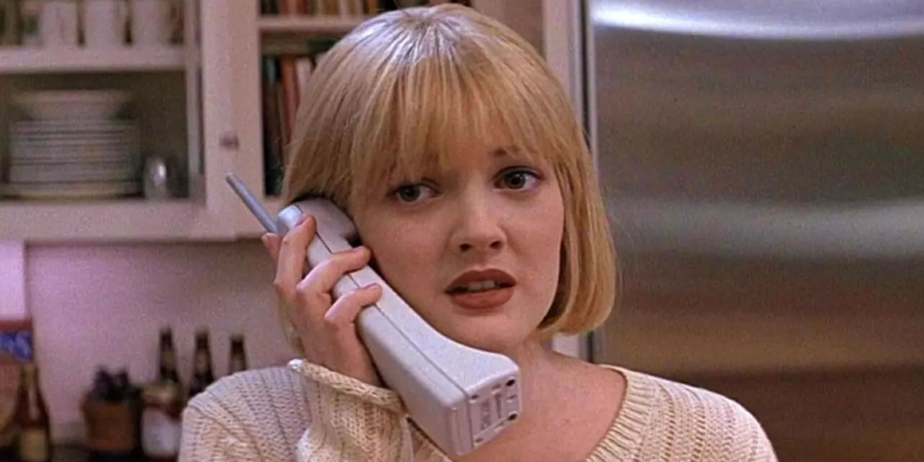 Drew Barrymore usando o telefone durante os eventos do filme original Pânico (1996)