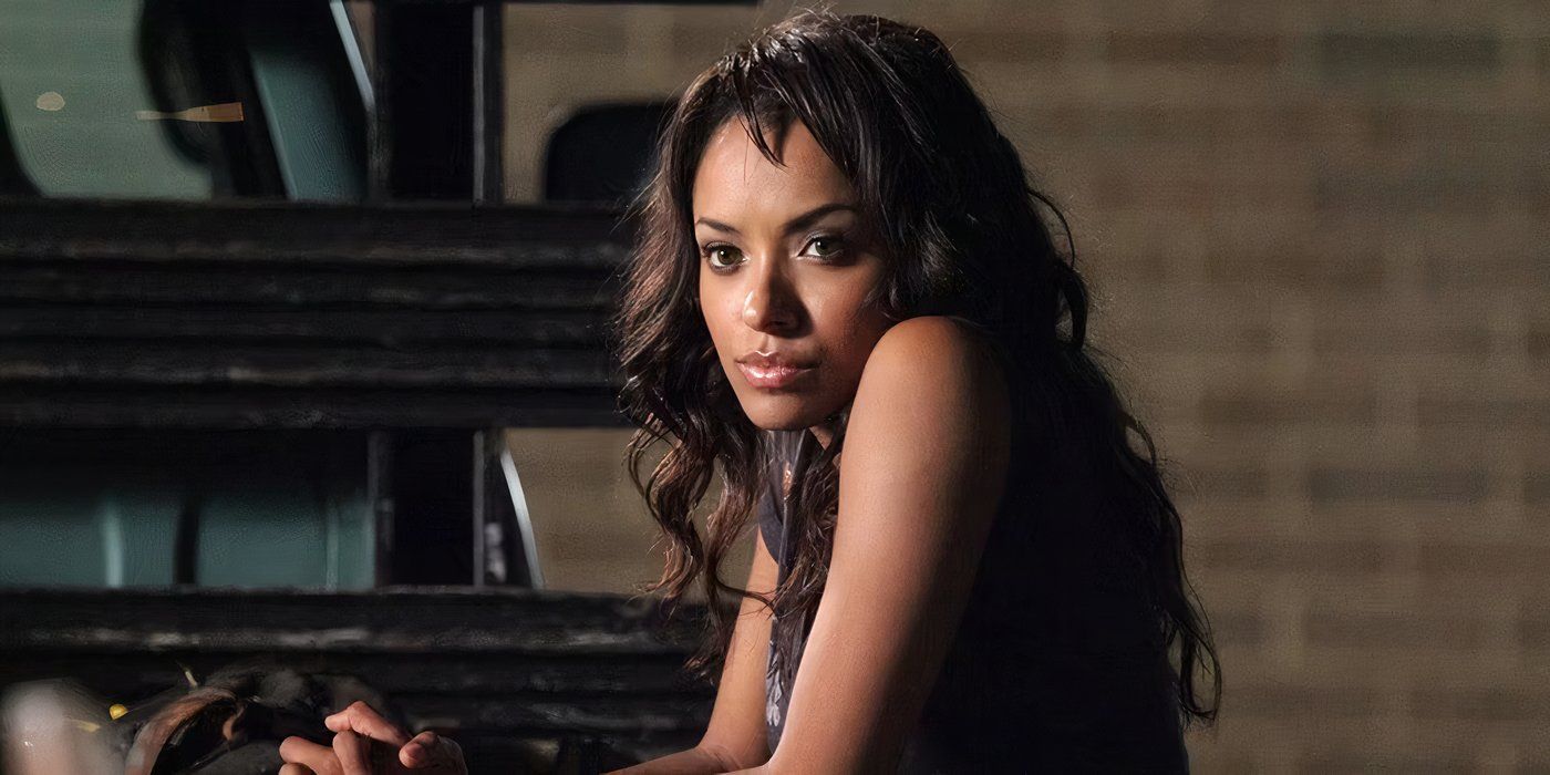 Bonnie Bennett sentada sozinha e parecendo severa nos diários de vampiros.