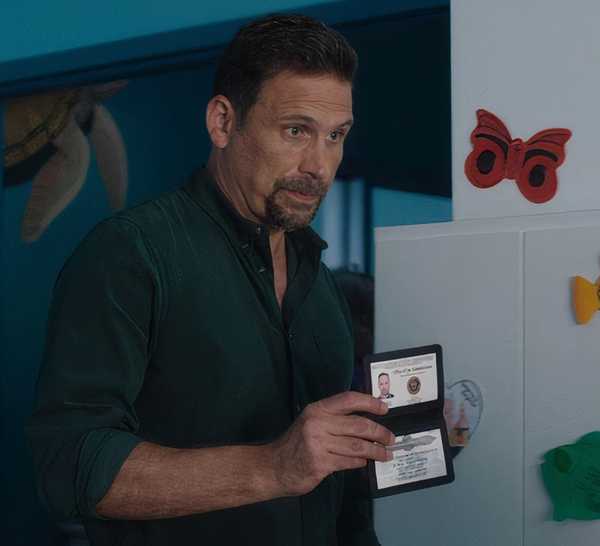 FBI Assistant Special Agent in Charge Jubal Valentine (Jeremy Sisto) flashing his badge in FBI episode "Hacktivist"