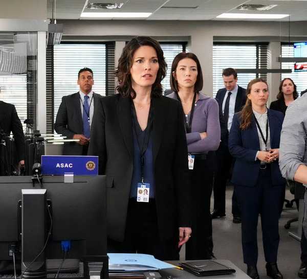 ASAC Jubal Valentine (Jeremy Sisto) with SAC Isobel Castille (Alana De La Garza) in the FBI Bullpen in FBI episode "Heroes"