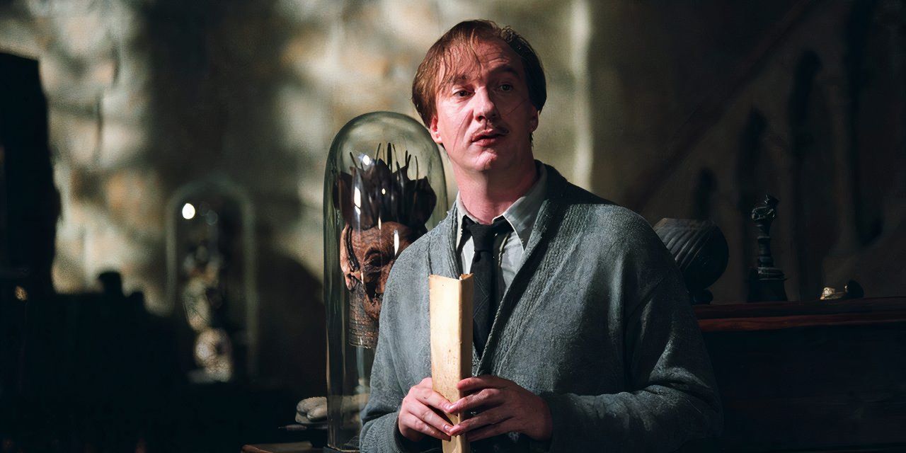 Lupin ensina Defesa Contra as Artes das Trevas em Harry Potter e o Prisioneiro de Azkaban.