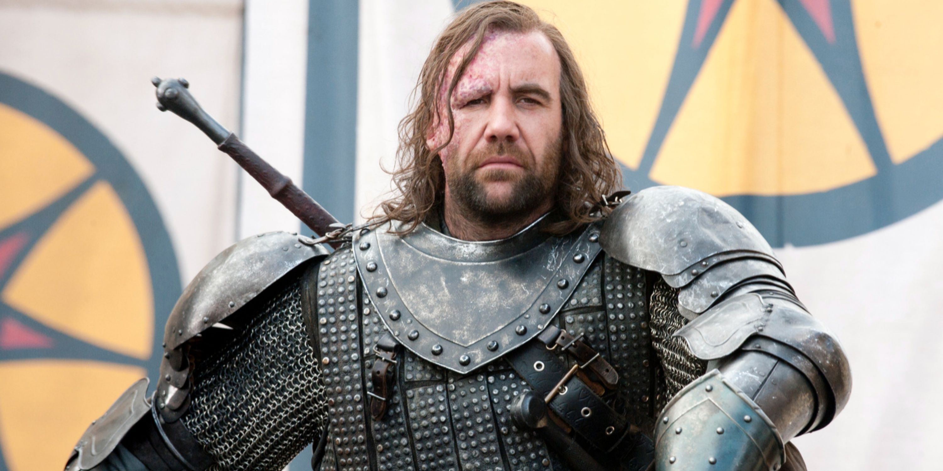 Sandor Clegane, mais conhecido como The Hound, olha para a câmera em Game of Thrones