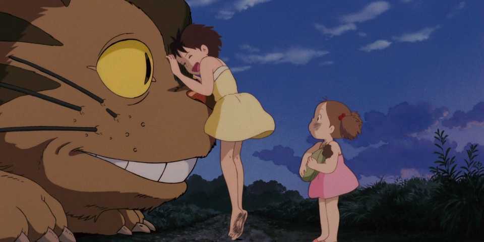 Satsuki memeluk Catbus dengan Mei di belakangnya dalam film My Neighbor Totoro karya Studio Ghibli.