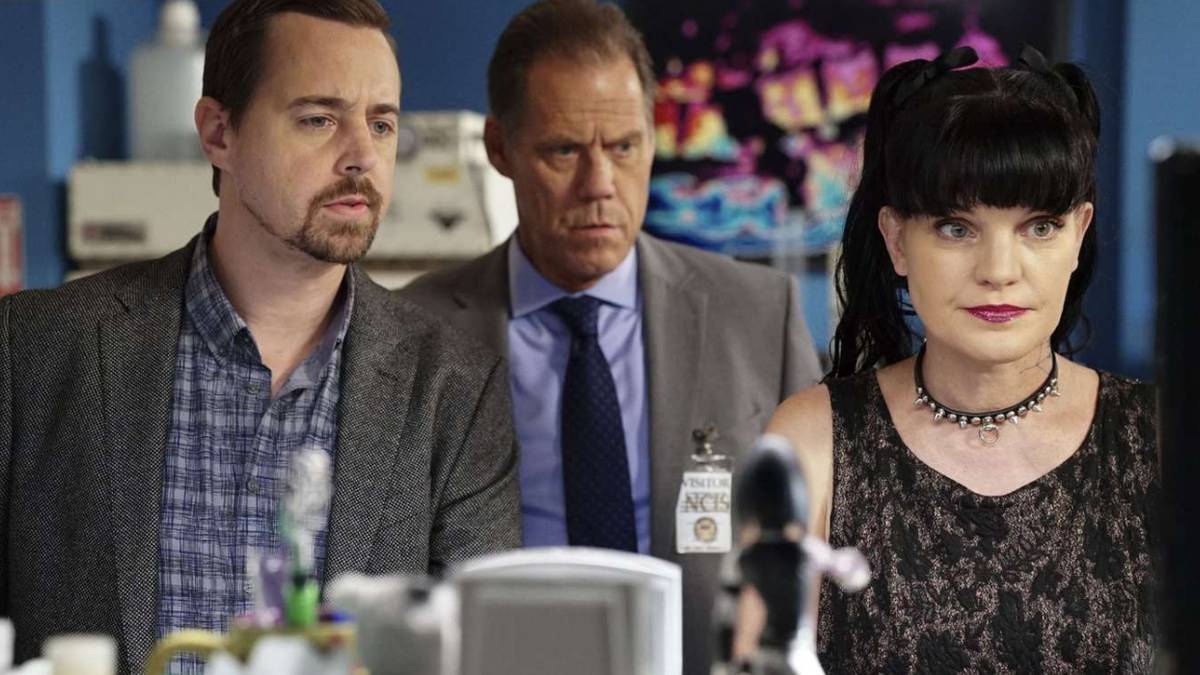Sean Murray as Tim McGee and Pauley Perrette as Abby Sciuto look at evidence with a client on NCIS