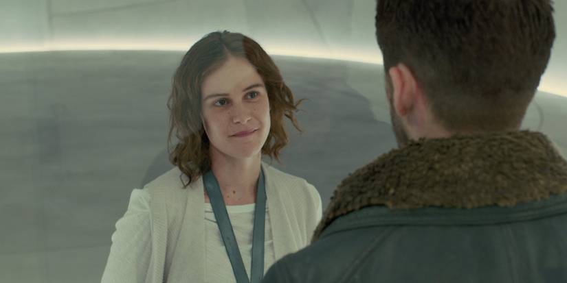 Blade Runner 2049 – Dr. Ana Stelline speaking with Officer K through protective glass