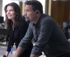 Assistant Special Agent in Charge Jubal Valentine (Jeremy Sisto) speaking in the JOC with Special Agent in Charge Dana Mosier (Sela Ward) in FBI episode "Doomsday"