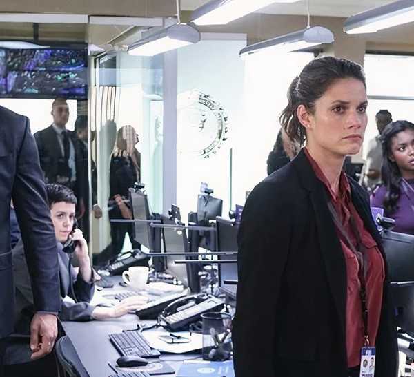 FBI Special Agents Omar Adom 'OA' Zidan (Zeeko Zaki) and Maggie Bell (Missy Peregrym) review evidence with FBI Analyst Kristen Chazal (Ebonee Noel) and Special Agent in Charge Dana Mosier (Sela Ward) in FBI episode "Doomsday"