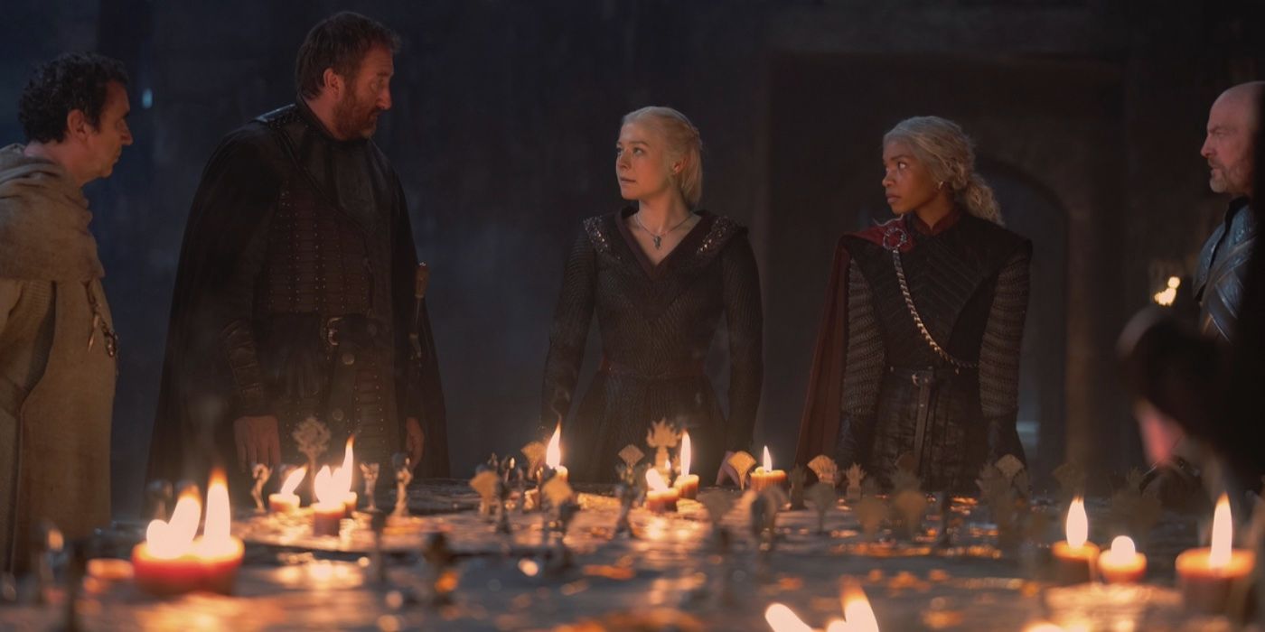 Rhaenyra Targaryen (actriz Emma D'Arcy) con miembros del pequeño consejo en la temporada 2 de House of the Dragon