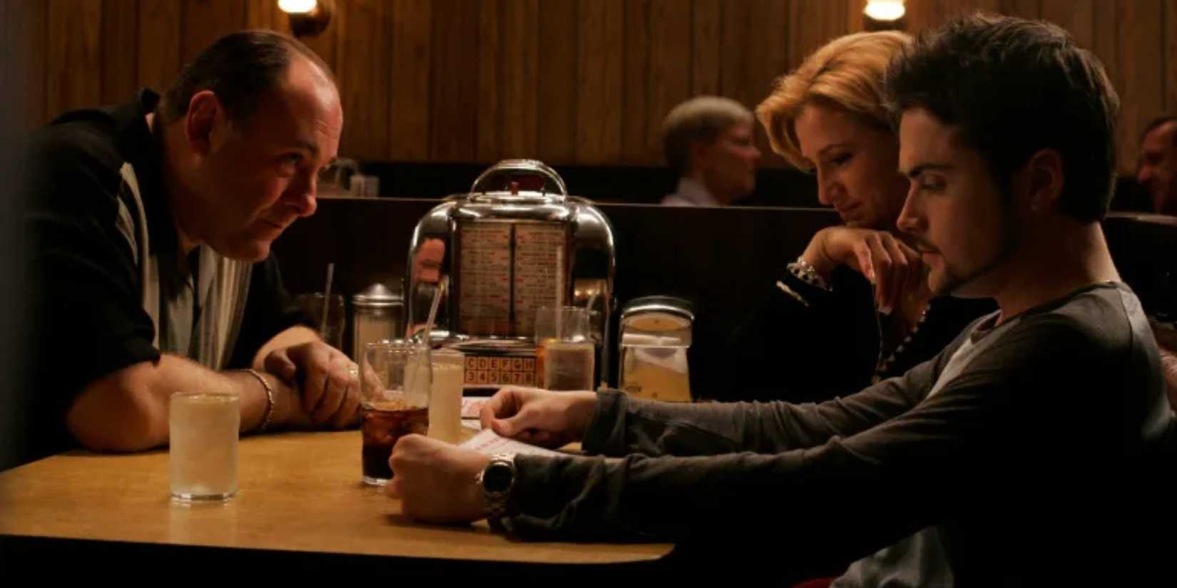 Una captura de pantalla muestra a Tony Soprano y su familia durante el final de Sopranos