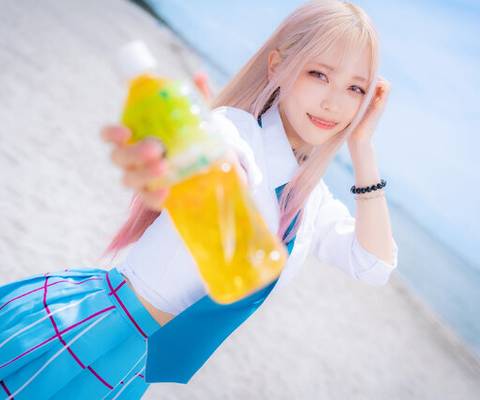 New My Dress-Up Darling Cosplay Brings Marin Kitagawa Back to the Beach New My Dress-Up Darling Cosplay Brings Marin Kitagawa Back to the Beach