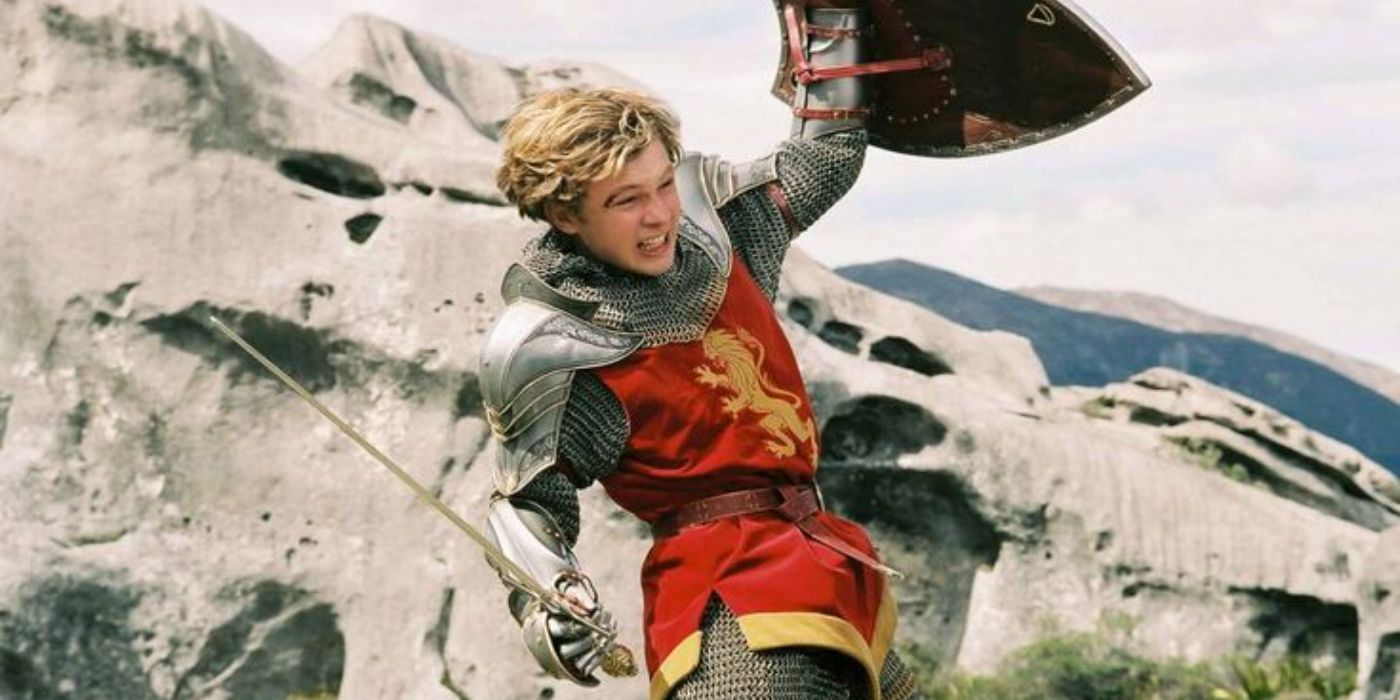 Peter lutando com sua espada e escudo no filme As Crônicas de Nárnia
