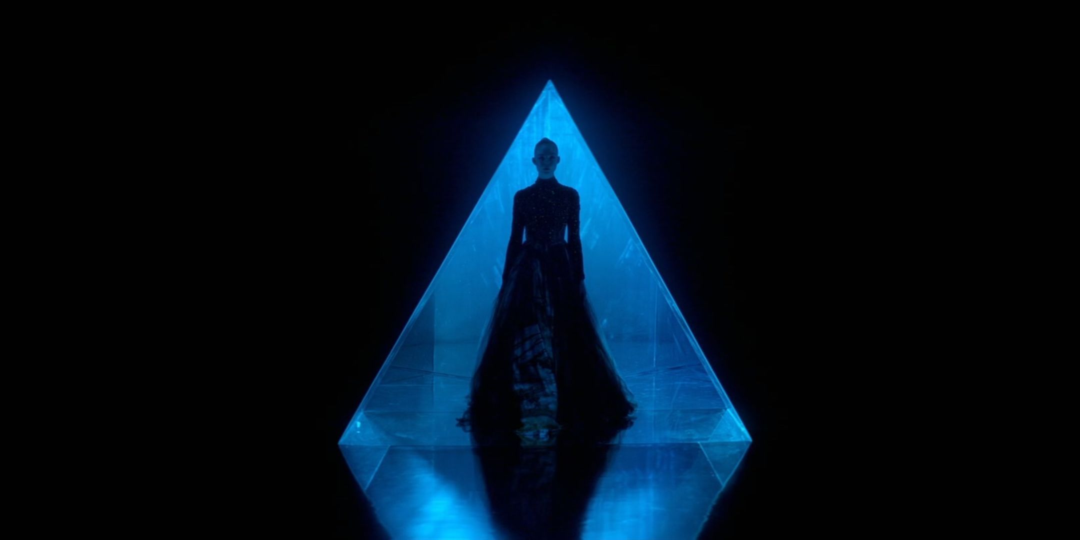 neon demon blue dress Aesthetic and Metaphors (what did I just watch?): The Neon Demon (2016)   motionliterature