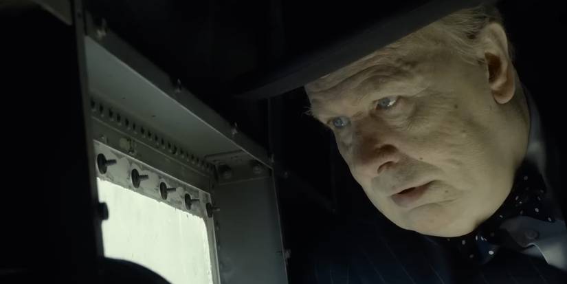 Gary Oldman como Winston Churchill en Darkest Hour, mira por la ventana de un avión militar.