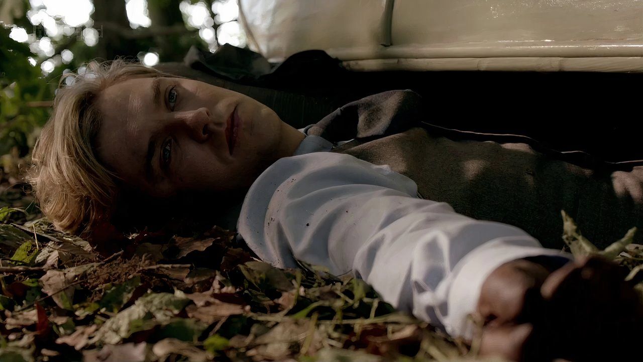 Matthew (Dan Stevens) lays dead after an accident in Downton Abbey.