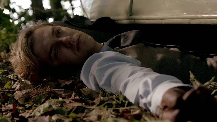 Matthew (Dan Stevens) lays dead after an accident in Downton Abbey.