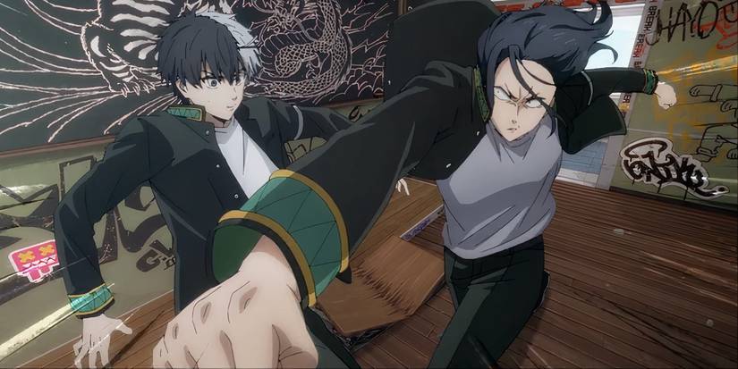 Sakura évite une attaque de Sugishita dans Wind Breaker