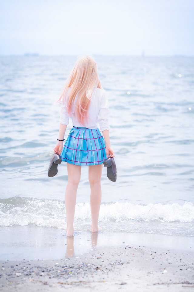 my dress up darling beach I made a live wallpaper of Marin and Gojo on the beach