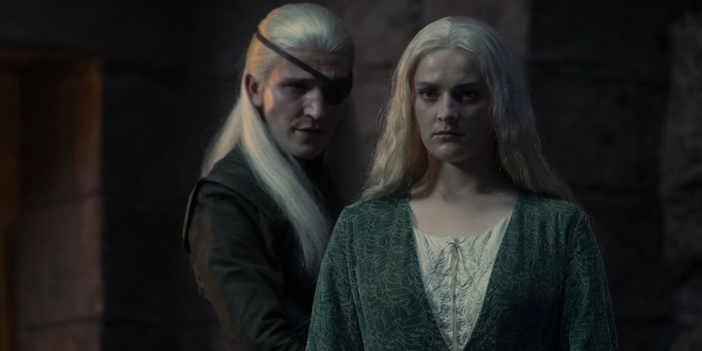 Aemond (Ewan Mitchell) de pé atrás de Helaena Targaryen (Phia Saban) em House of the Dragon