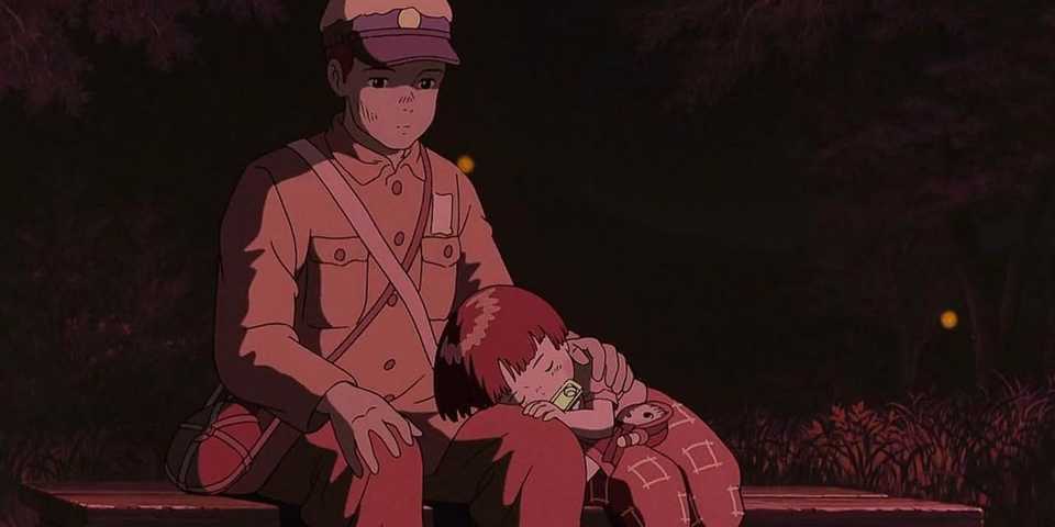 Arwah Seita beristirahat di bangku sementara Setsuko tidur di pangkuannya dalam anime Grave of the Fireflies.