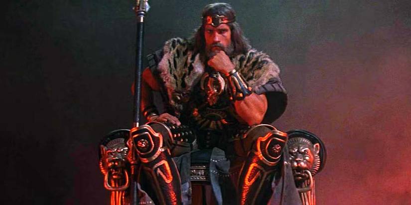Re Conan siede sul suo trono in Conan il Barbaro