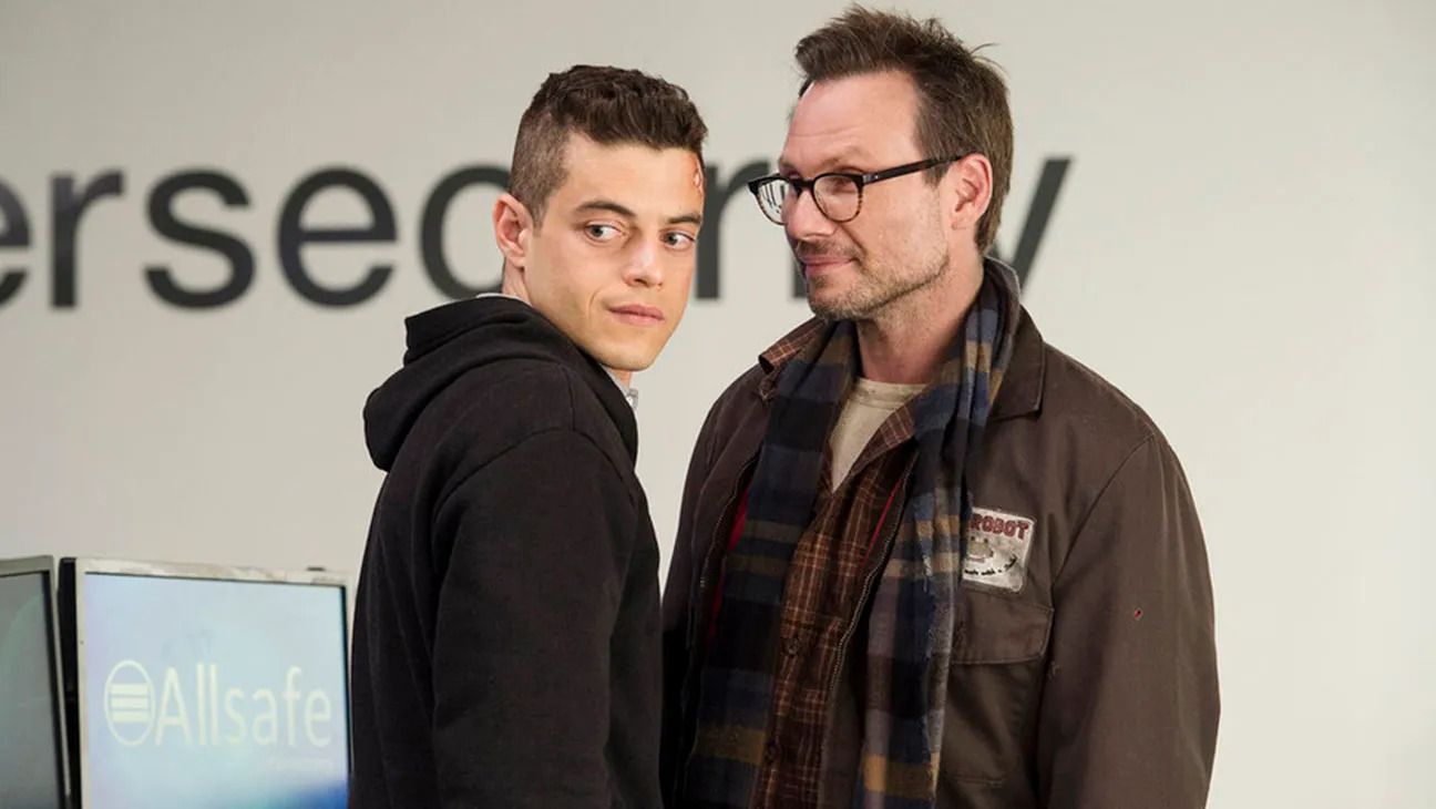 Christian Slater's Mr. Robot and Rami Malek's Elliot Alderson talk at Elliot's workplace.