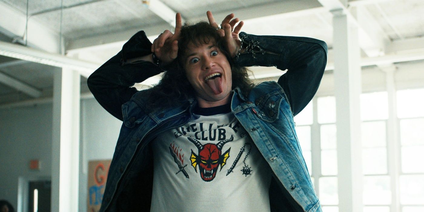 Eddie makes a funny face in the luchroom in Stranger Things.