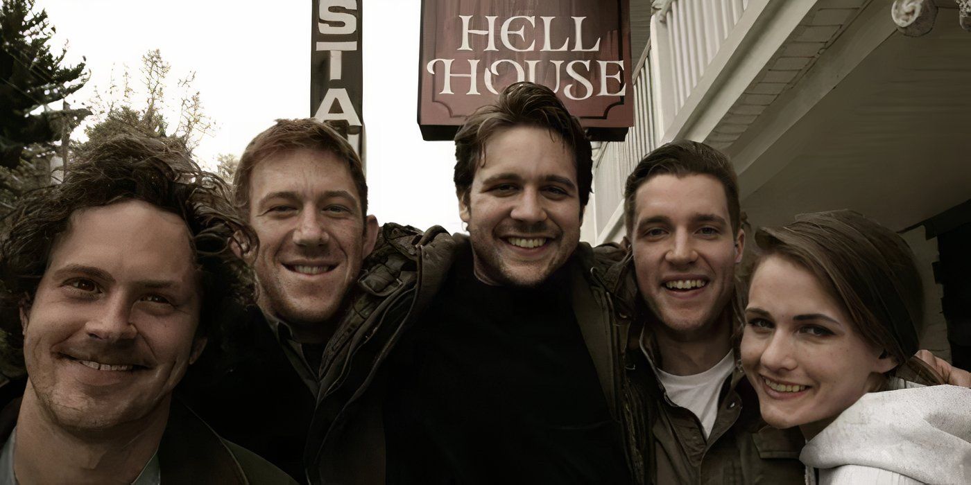 Um grupo de amigos está posando em frente ao Hell House LLC