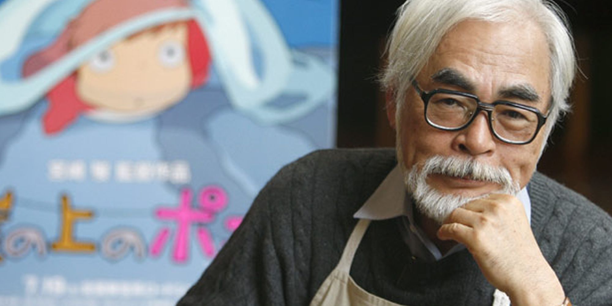 Hayao Miyazaki em frente ao pôster do filme Ponyo