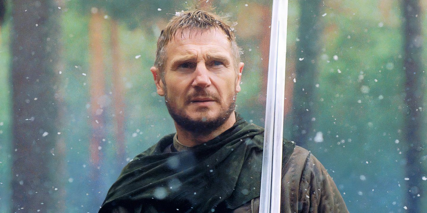 Liam Neeson segura uma espada do Reino dos Céus