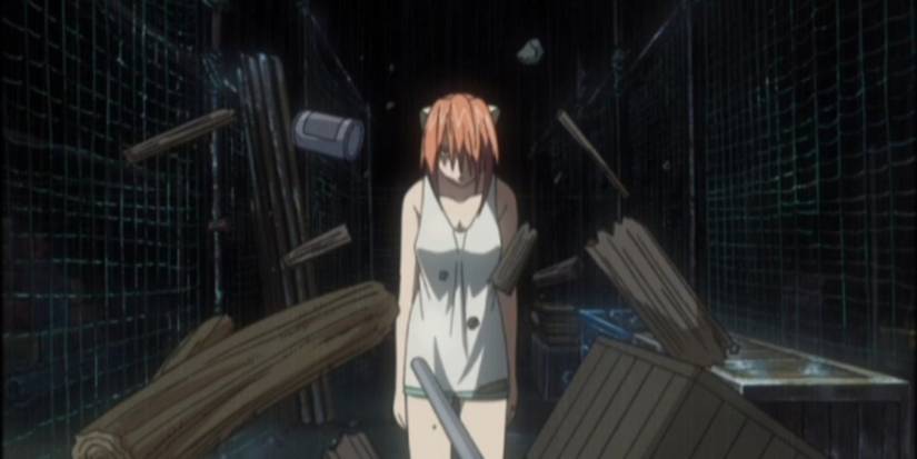 Lucy détruit quelques débris dans une ruelle avec ses bras invisibles dans Elfen.