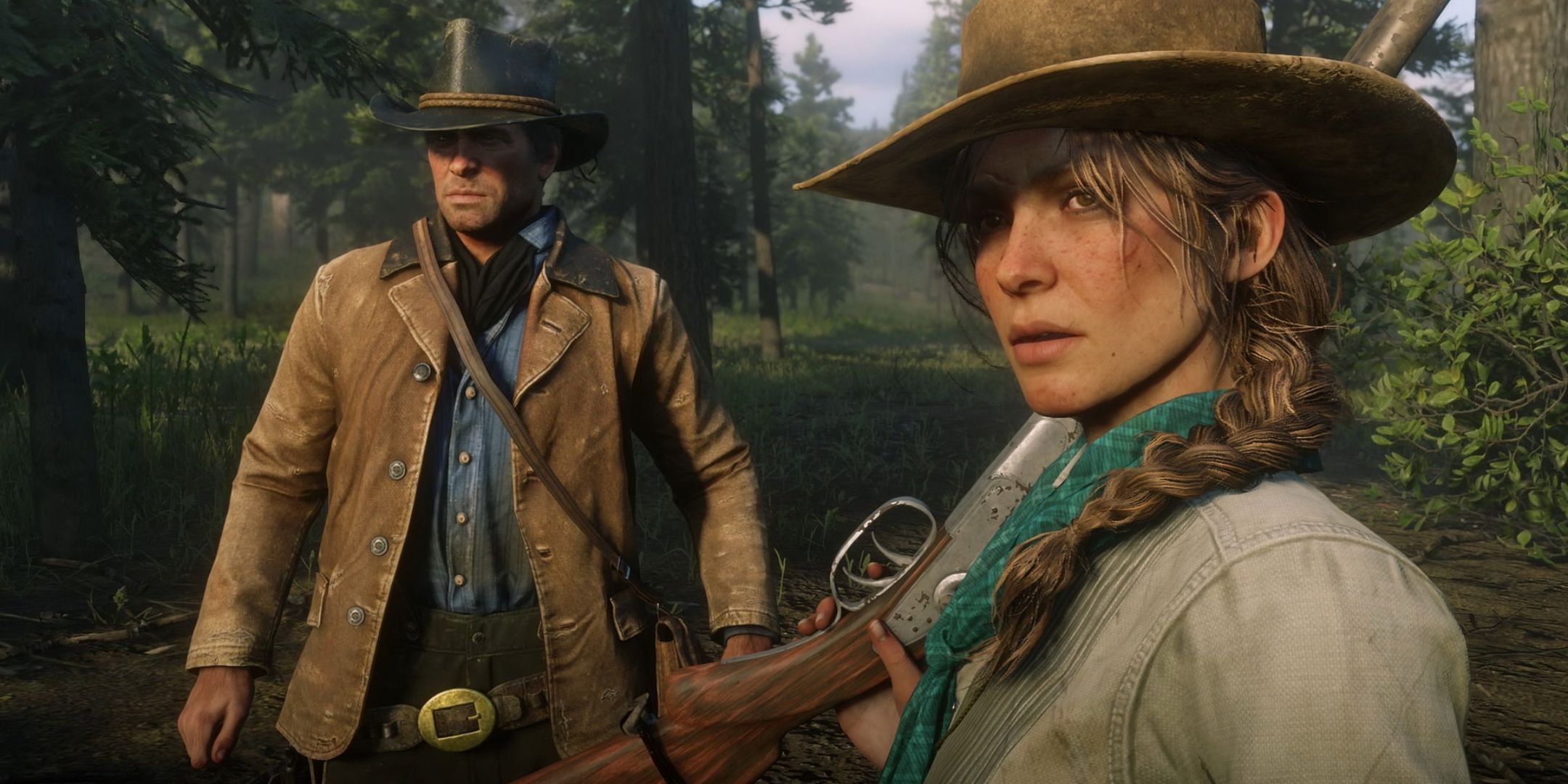 Sadie Adler descansa o rifle no ombro enquanto fica ao lado de Arthur Morgan na floresta em Red Dead Redemption 2