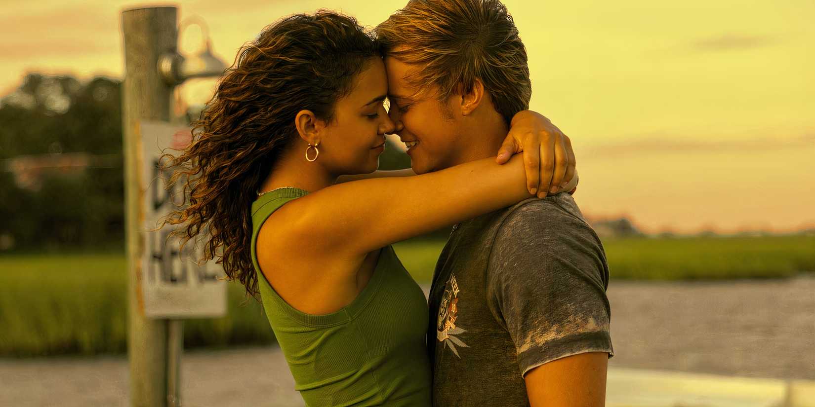 Kiara and JJ kiss in the Outer Banks