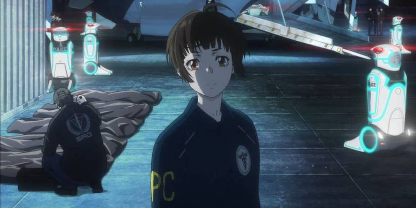 Akane Tsunemori tersenyum sementara anggota SAD menyelidiki adegan di belakangnya di Psycho Pass: Providence.
