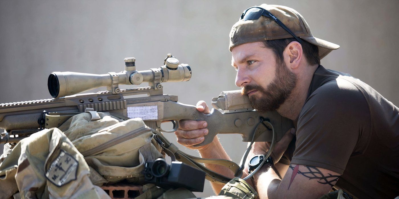 Bradley Cooper como Chris Kyle mirando seu alvo na guerra em Sniper Americano.