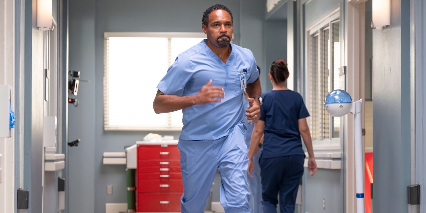 Grey's Anatomy S21 - Ben Warren corre pelo corredor