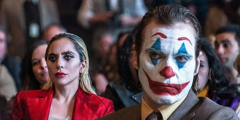 Arthur Fleck is sitting in court with Harley behind him in Joker Folie a Deux.
