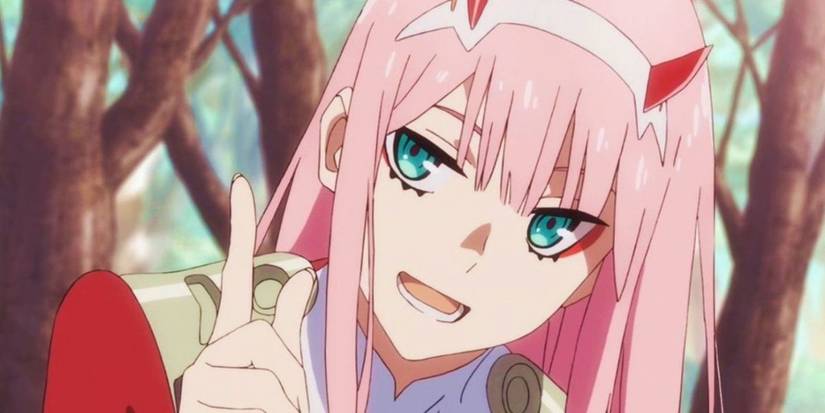 Zero Two de Darling In The Franxx lève son index tout en parlant.