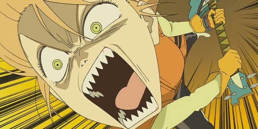 Haruko Haruhara melompat ke depan dengan ekspresi marah yang berlebihan sambil memegang gitar di lehernya di FLCL