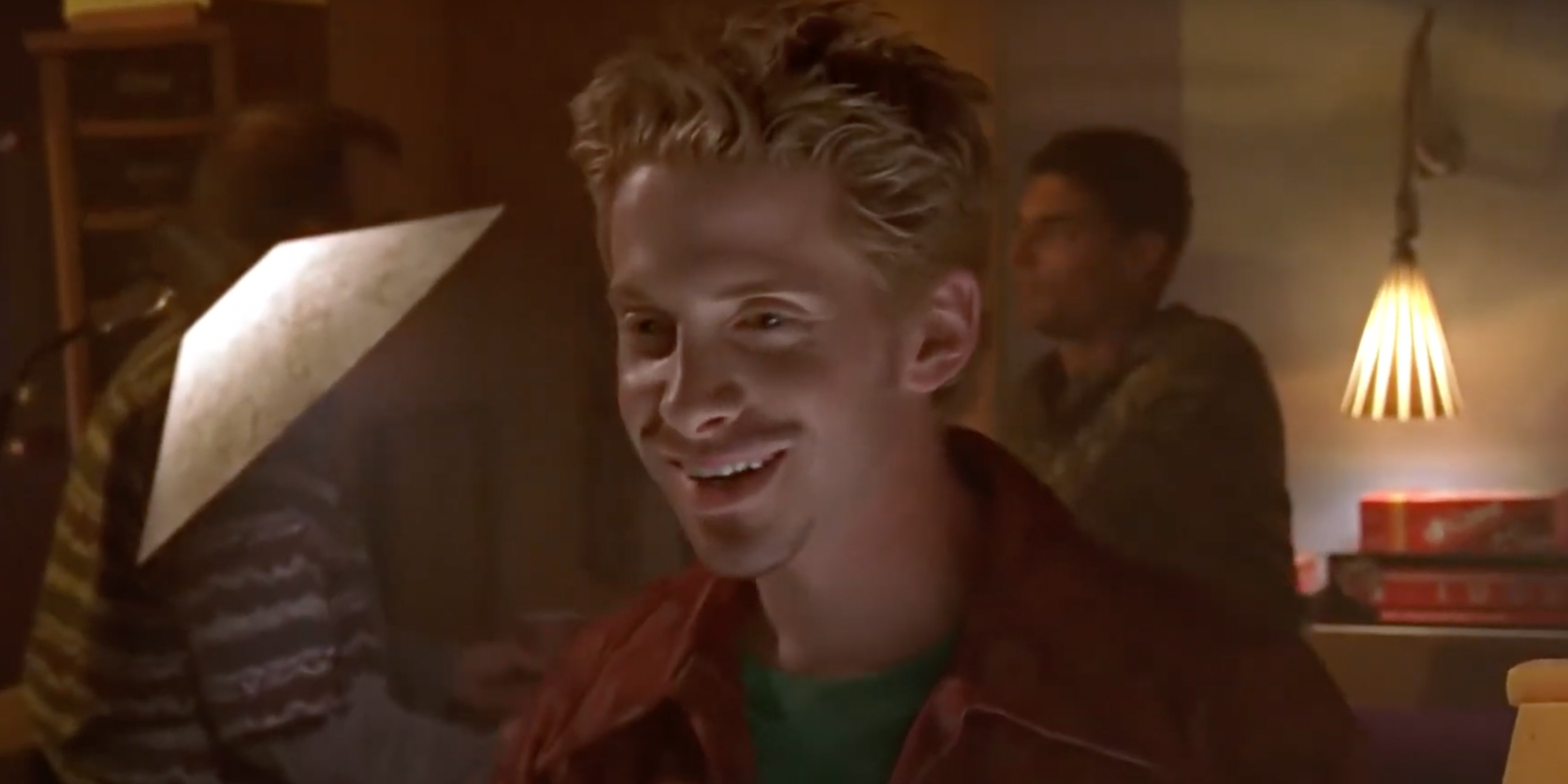 Oz (Seth Green) primeiro nota Willow em Buffy, a Caça-Vampiros