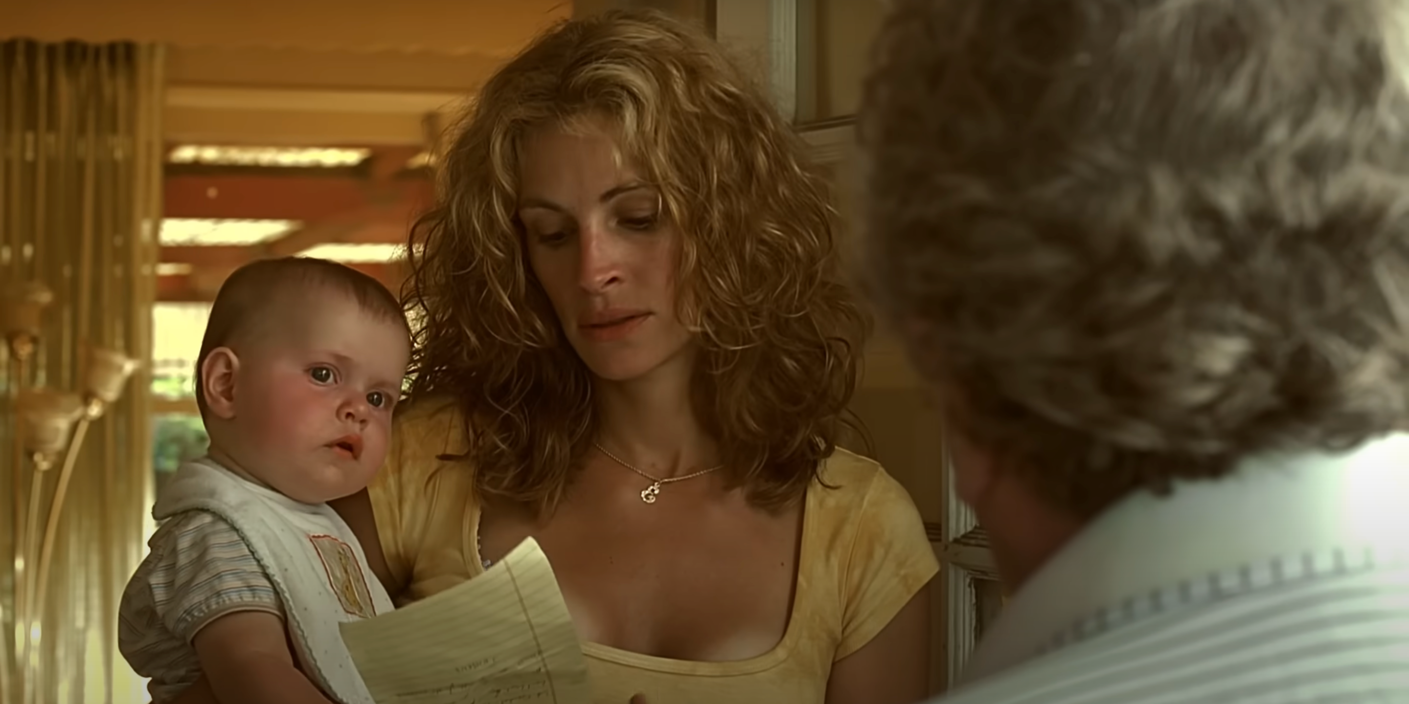 Erin Brockovicherin (Julia Roberts) sostiene a su hijo 