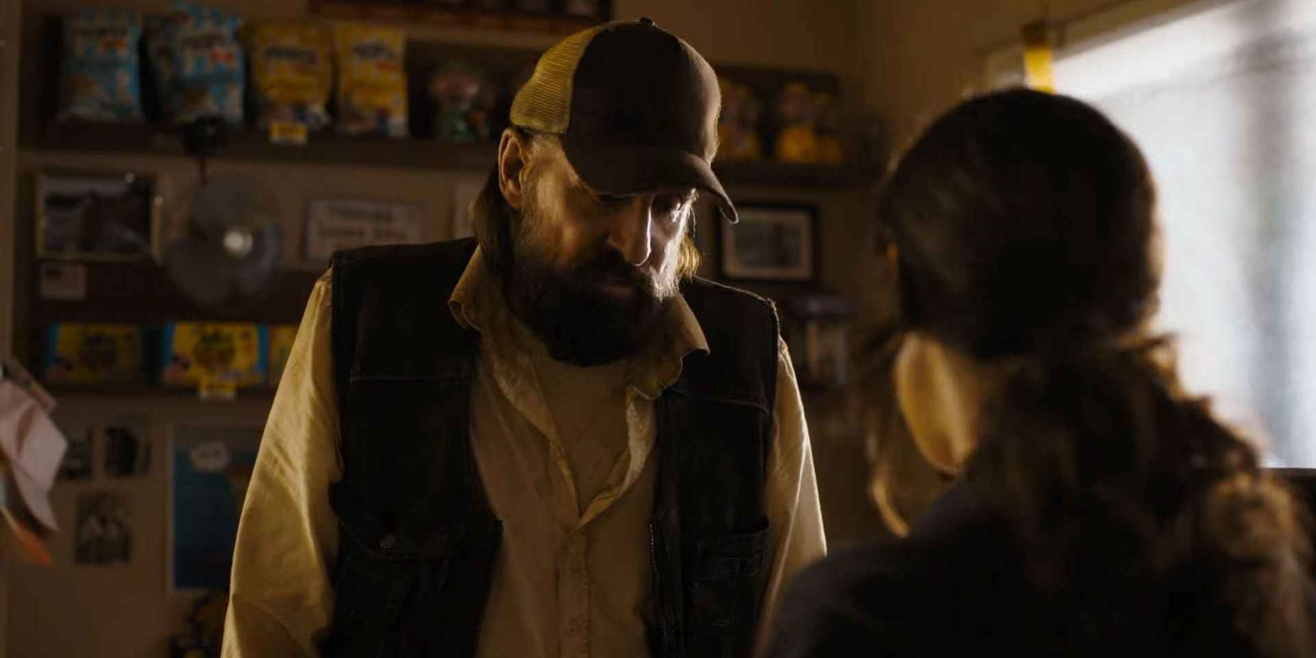 Peter Stormare como Hill, o frentista do posto de gasolina, no filme Until Dawn