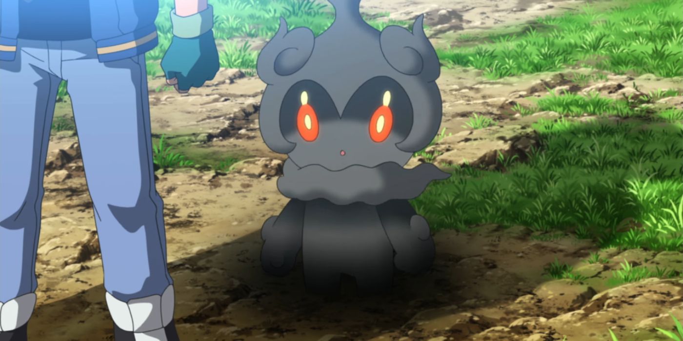 Pokemon animesinde Ash Ketchum'un bacağının arkasında duran Marshadow