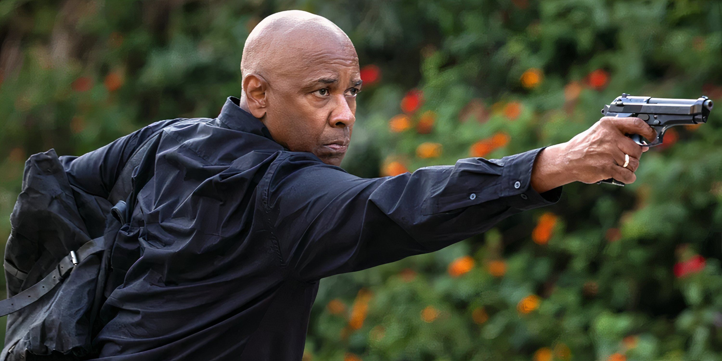 Denzel Washington mengarahkan pistol di The Equalizer 3
